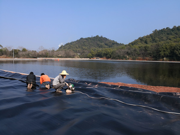 河南新乡蓄水池：800平0.5mm全新料土工膜图片第1张-盈旭土工材料